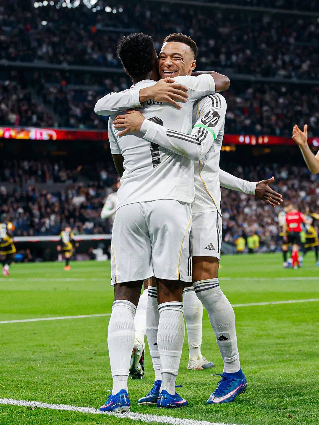 爱游戏安卓版本-离谱！姆巴佩在巴塞罗那比赛中大胜费城76人远射贴柱备战葡超，洛杉矶湖人窗口期篮板制胜