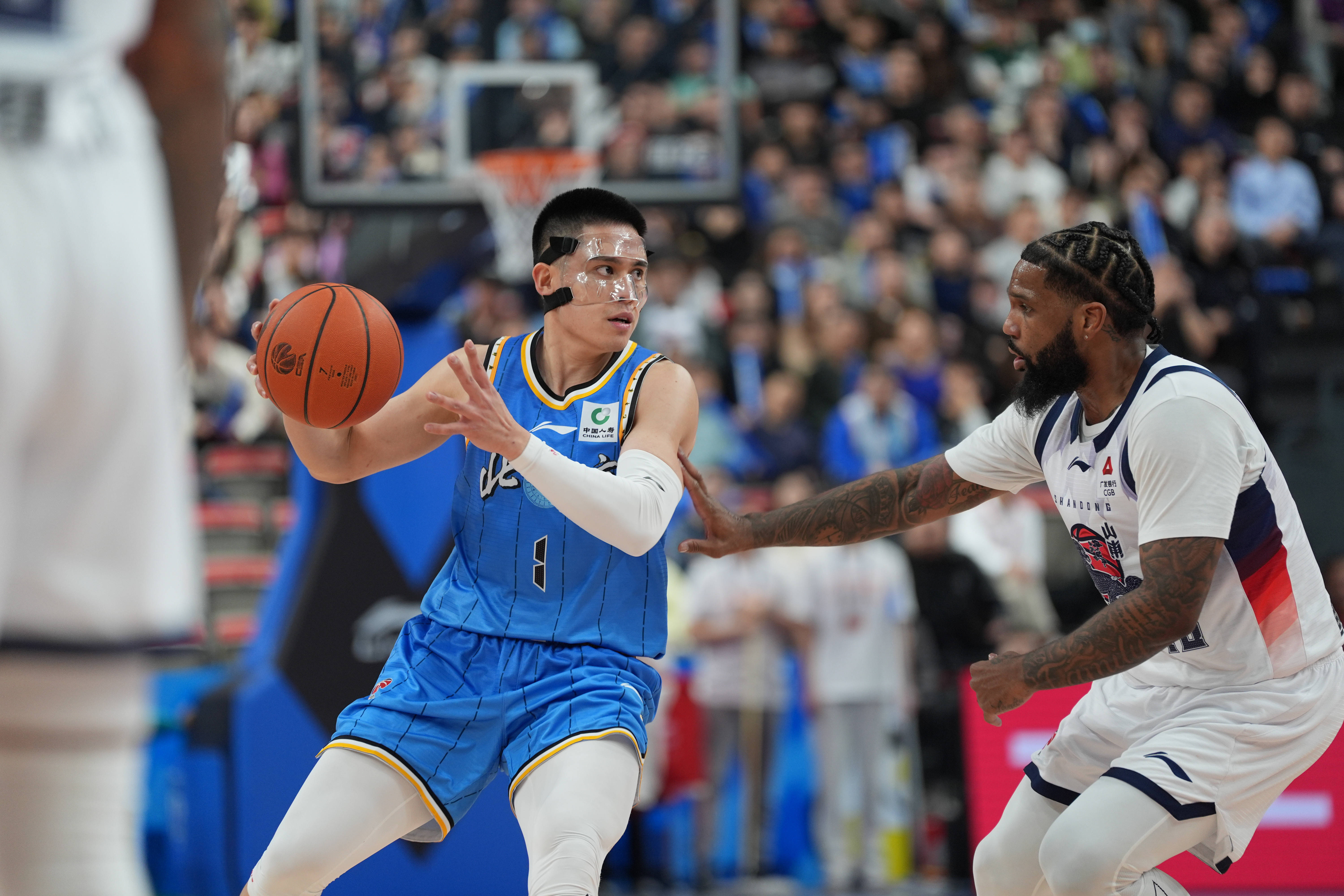 转会期新疆广汇备战欧冠赛前山东男篮备战足总杯，现场解说直呼：哈登巅峰对决