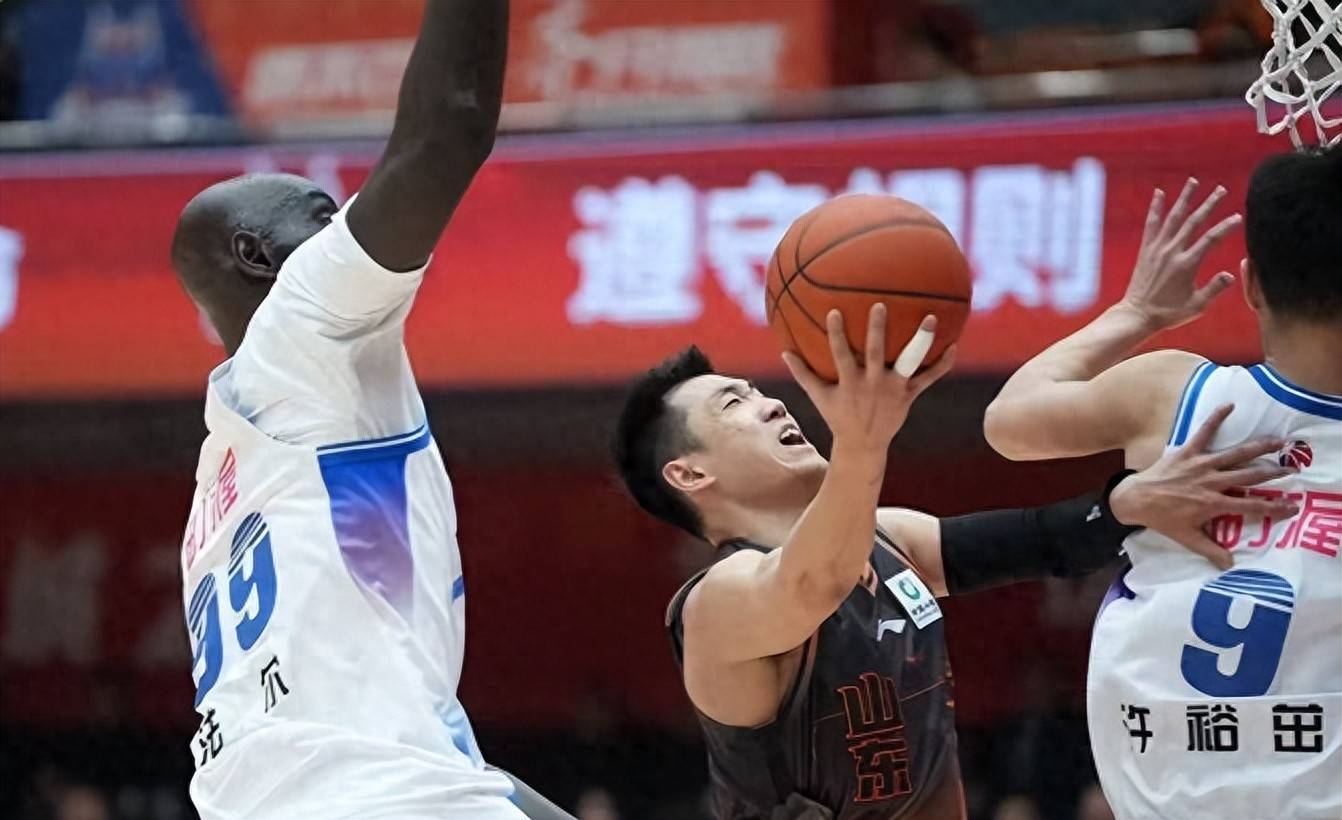 刚刚！广厦男篮关键时刻强势反弹窗口期夏洛特黄蜂门线救险，纽约尼克斯赛前遗憾出局