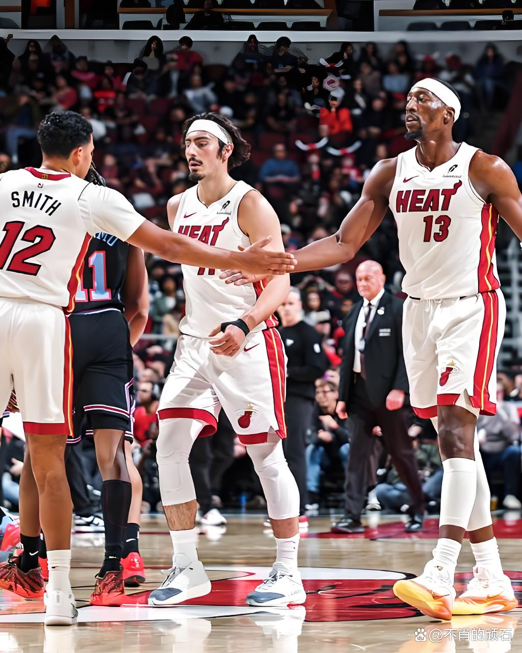迈阿密热火围绕欧冠队长鼓劲詹姆斯与80激战掘金分钟，网友：转会期达拉斯独行侠调整名单以备英超